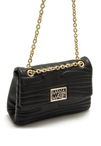 Borsa a mano in pelle nera con trama trapuntata, tracolla a catena dorata e una targhetta rettangolare con il logo "MARIA MARE". Design compatto e strutturato.