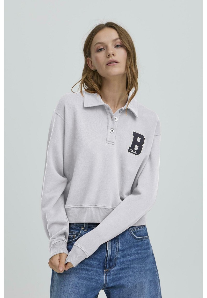 Sivi dukserica polo stila s kragnom, tri dugmeta, rebrastim rukavima i crnim izvezenim logom "B" i "BALL" na grudima.