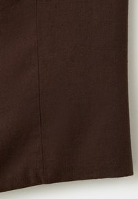 Tissu brun foncé avec une couture verticale visible et une texture subtile sur fond clair.