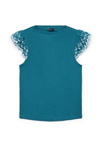 Top senza maniche di colore teal con maniche corte a volant, caratterizzato da una rifinitura in pizzo ricamato bianco a fiori e scollatura rotonda.
