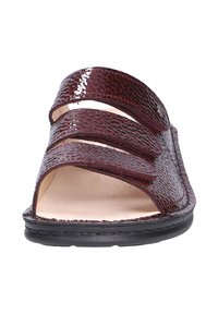 Bordeaux schuif sandaal met drie brede, textuur straps, gladde binnenvoering en een duurzame zwarte rubberen zool. Platter ontwerp voor comfort.