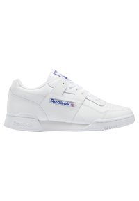 Fehér Reebok sportcipő bőrből, párnázott bokával, fűzős elülső résszel, kék logóakkcentusokkal és texturált gumitalppal.