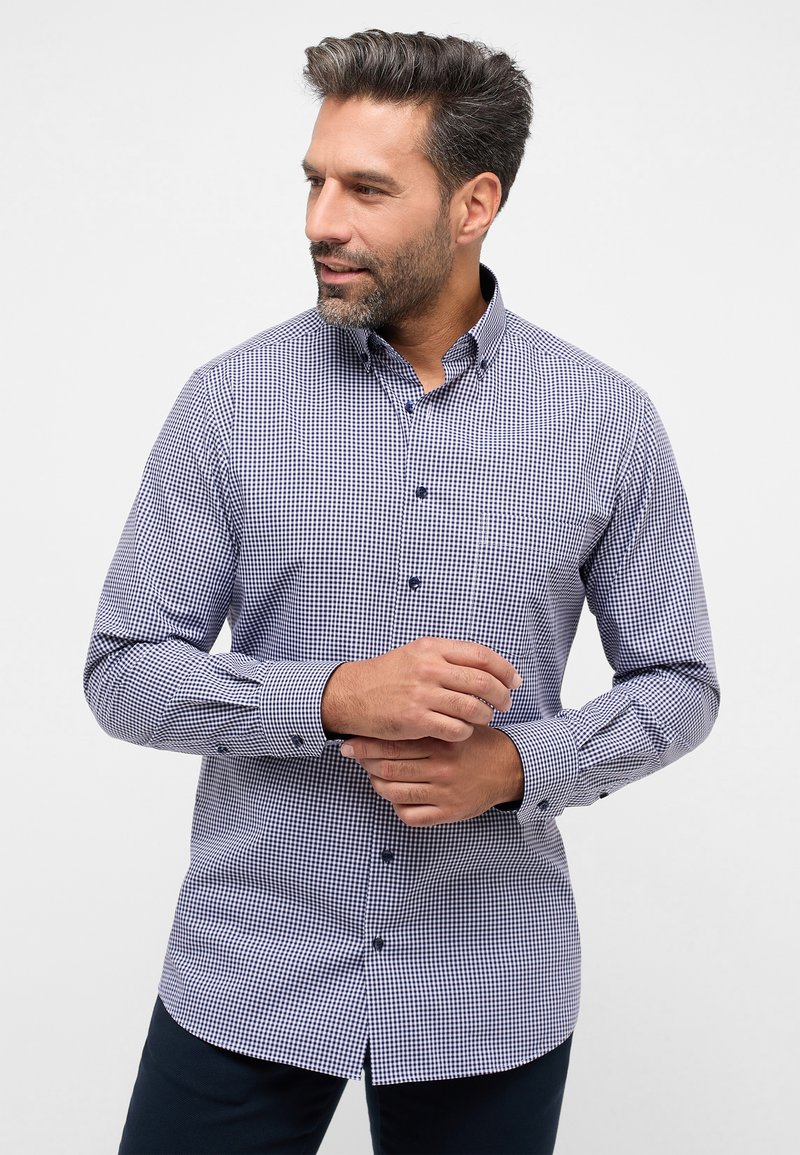 Camicia a quadri blu e bianca con colletto classico, maniche lunghe e polsini con bottone. Presenta una vestibilità regolare e un orlo dritto.