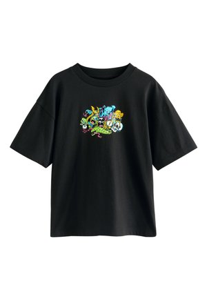 Črna kratka majica s potiskom barvitega, podrobnega grafičnega dizajna različnih bitij v živahnih barvah na sprednji strani.