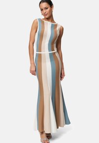 Robe en tricot avec des rayures verticales en bleu, marron et beige. Design sans manches avec un bas évasé et un bodice ajusté. Texture lisse.