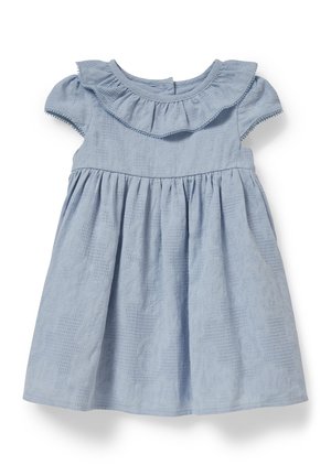 Lyseblå kjole lavet af tekstureret stof. Har en flæset halsudskæring, korte ærmer og en udvidet nederdel. Teksturerede mønstre over det hele.