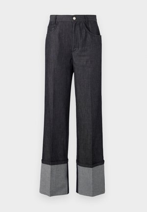 Pantaloni a gamba larga in denim scuro con un risvolto grigio a contrasto, dotati di chiusura con bottone e due tasche frontali. Texture liscia e design su misura.