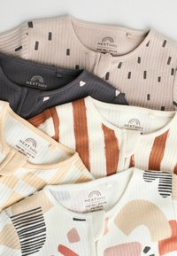 Cinq vêtements pour bébés avec divers motifs et couleurs, comprenant des rayures et des formes, tous affichés ensemble, avec l'étiquette de la marque NEXT pour bébés.