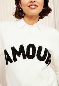Friends Like These REGULAR FIT - SLOGAN AMOUR  - Džemperis - ivory