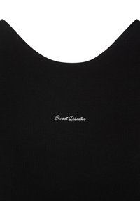 Top in cotone nero con scollatura rotonda e logo ricamato "Sweet Disaster" in bianco sul lato sinistro. Texture liscia con dettagli minimi.