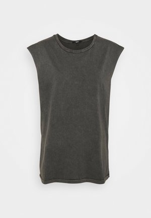 Ärmelloses, dunkelgraues, gewaschenes Baumwoll-T-Shirt mit rundem Ausschnitt und legerer Passform vor weißem Hintergrund.