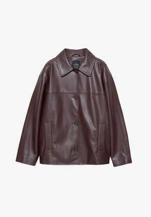 Burgundská koženka s klopovým golierom, predným zapínaním na gombíky a bočnými vreckami. Má hladkú, lesklú textúru.