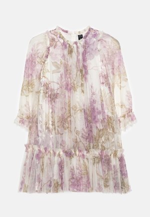 Robe blanche transparente avec un motif floral en violet et beige. Elle présente un décolleté et un ourlet froncés, ainsi que des accents en dentelle sur les manches.