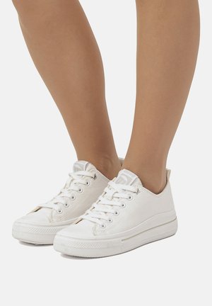 Weiße Canvas-Sneaker mit niedrigem Schnitt, runder Spitze, Schnürung vorne und Gummisohle. Mit einem dezenten Logo auf der Zunge und strukturierten Akzenten.