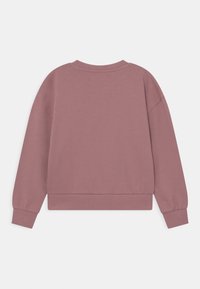 Sudadera de manga larga en tono malva, con cuello redondo y puños y dobladillo acanalados, exhibida de forma plana desde la parte de atrás sobre un fondo blanco.