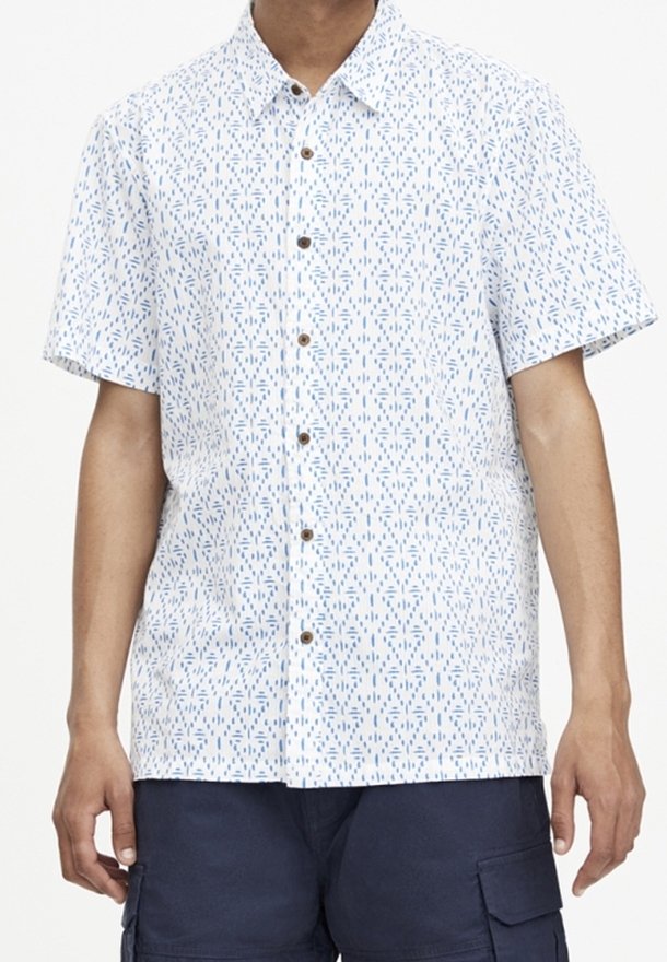 Kortærmet skjorte med knaplukning i hvid bundfarve og blåt geometrisk mønster. Har brune knapper og en standard krave.