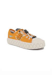 Sneaker en tissu orange avec embout en caoutchouc blanc et semelle plateforme texturée. Présente des accents noirs et un texte imprimé sur les côtés.