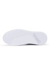 Semelle de sneaker en caoutchouc blanc avec des rainures horizontales et verticales, arborant le logo "HUGO" en relief sur le côté et un motif de grip texturé.