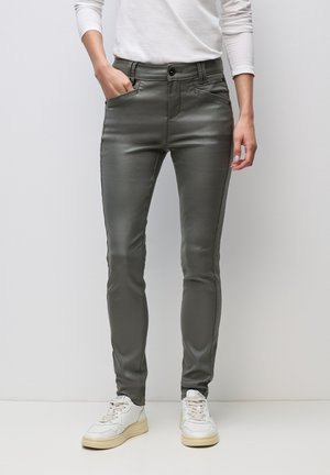 Street One SLIM FIT COATED - Broek - grün