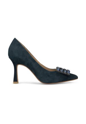 Décolleté in suede verde scuro con tacco alto, punta affusolata e decorazione in gioiello sul vamp. Presenta un tacco sottile e una superficie testurizzata.
