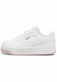 Basket blanc de sport avec tige en simili cuir texturé, embout arrondi, semelle en caoutchouc rose clair et accents bleus subtils sur le côté.