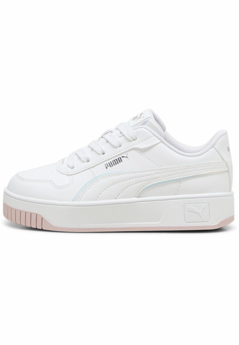 Basket blanc de sport avec tige en simili cuir texturé, embout arrondi, semelle en caoutchouc rose clair et accents bleus subtils sur le côté.