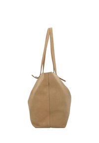 Bolso tote de cuero marrón claro con una textura suave, dos asas y una forma redondeada. Presenta un diseño minimalista y acentos cosidos.