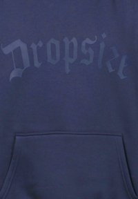 Mørkeblå hættetrøje med stor, gennemskinnelig "Dropsize" tekst på forsiden, samt en kængurulomme og blød stoftekstur.