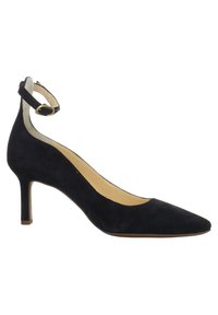 Escarpin en daim noir à talon moyen avec bout pointu et bride de cheville munie d'une boucle dorée, doublure intérieure beige et talon fin.