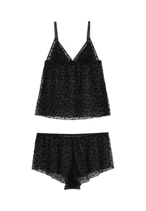 Set di lingerie nera trasparente con top camicia dotato di spalline regolabili e motivi a cuore, abbinato a pantaloncini coordinati dalla vestibilità ampia.
