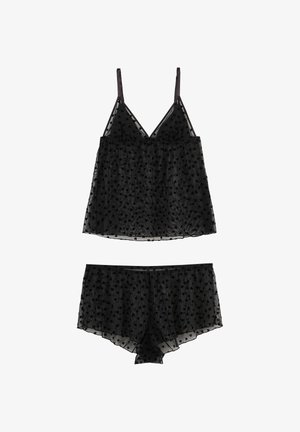 Ensemble de lingerie noire transparente comprenant un haut style caraco avec bretelles réglables et motifs de cœurs, assorti à un short à coupe lâche.