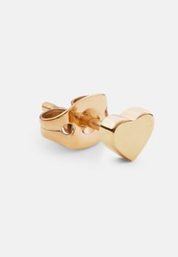 Orecchino a bottone a forma di cuore in oro con superficie liscia e lucidata, dotato di gancio per un indossamento sicuro. Design semplice e dimensioni compatte.