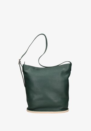Borsa a secchiello in pelle verde con finitura texturizzata, tracolla larga e bordo di base beige a contrasto. Design con apertura superiore e bordi morbidi.