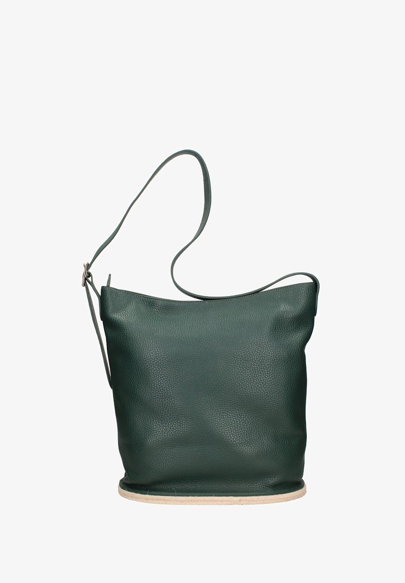 Borsa a secchiello in pelle verde con finitura texturizzata, tracolla larga e bordo di base beige a contrasto. Design con apertura superiore e bordi morbidi.