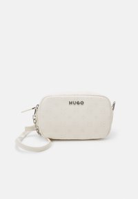 Hvid præget syntetisk lædertaske i rektangulær form, med sølvhardware, kæderyg og brandnavnet "HUGO" fremtrædende vist.
