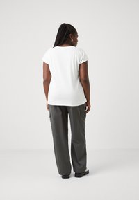 ONLY Carmakoma CARLULA O NECK RHINESTONE - Apdrukāts T-krekls - cloud dancer