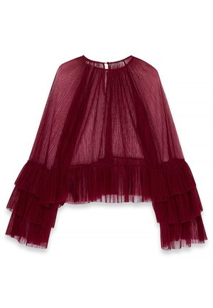 Burgundy genomskinlig topp med hög hals, lager-på-lager plisserad design och utsvängda ärmar med volangdetaljer. Strukturerad tyg.