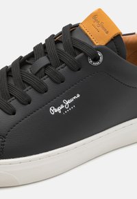 Pepe Jeans Sneakersy Skórzane CAMDEN EDITION M Męskie Kolor Biały PMS00045