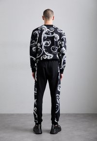 Versace Jeans Couture CHROMO - Treniņtērpa apakšdaļas - white/black
