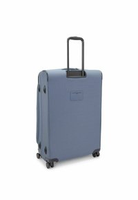 Valise souple en tissu bleu avec une poignée télescopique, quatre roues et une étiquette d'identification à l'avant. Présente des coins arrondis et des accents noirs.