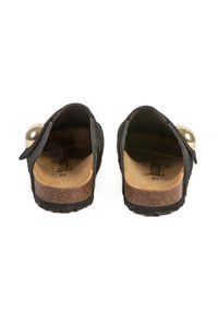 Chaussures noires en suède à enfiler avec une semelle en liège, dotées d'un talon arrondi et d'un détail en métal. Intérieur doublé d'un matériau doux.