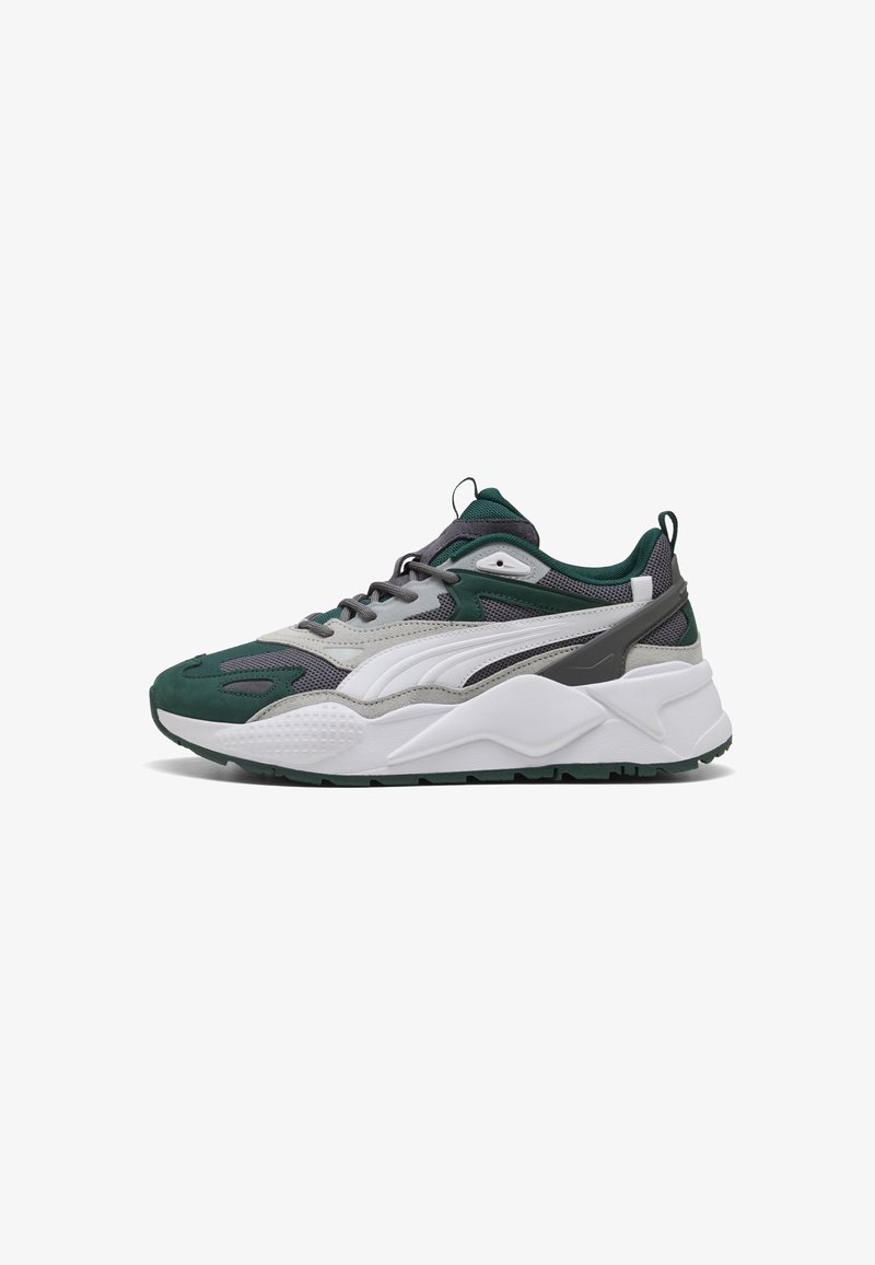 Sneakers w kolorystyce zielonej, szarej i białej; z materiałów siateczkowych i zamszowych; zaokrąglony czubek; gruba biała podeszwa; fakturowane detale i logotypy.