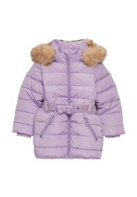 Fioletowa kurtka puchowa z kapturem z sztucznego futra, z paskiem w talii i poziomym przeszyciem. Posiada kieszenie na zamek i zamek błyskawiczny.