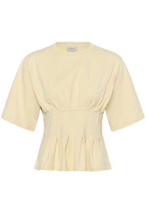 Ανοιχτό κίτρινο μπλουζάκι με κοντά μανίκια, με σούρες στη μέση και πλισέ τελείωμα, με στρογγυλή λαιμόκοψη και μικρή ετικέτα επωνυμίας στο εσωτερικό του γιακά.