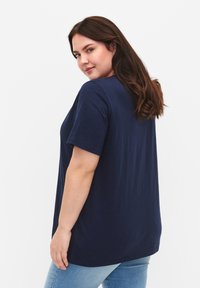 Zizzi SHORT-SLEEVED WITH V-NECK - Jednoduché tričko - navy blazer
