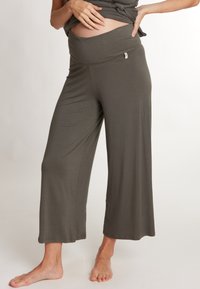 Zwangere wijdvallende broek in olijfgroen, gemaakt van zachte stof. Voorzien van een elastische tailleband voor comfort en een ruime pasvorm in de benen.