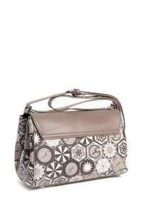 Borsa a mano sintetica beige con una sezione inferiore decorata con un motivo geometrico. Patta superiore liscia con una finitura texturizzata e tracolla.