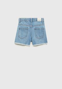 Jeans kratke hlače z raztrganim robom, svetlo modre barve, z dvema zadnjima žepoma in etiketo na pasu, prikazane s hrbtne strani.