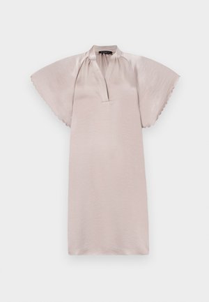 Kurzärmliges, hellrosa Kleid mit lockerer Passform, das über einen gespaltenen Ausschnitt und einen gewellten Saum entlang der Ärmel verfügt. Glatte Textur.