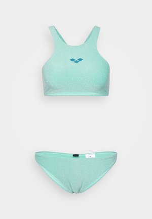 Conjunto de biquíni azul claro e brilhante, com um top de estilo desportivo e design de costas em Y, e calções de cintura baixa a condizer. Sem ferragens ou detalhes visíveis.